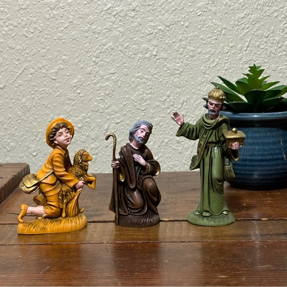 Vintage Antique Molded plastic made in Italy Nativity scene figures. Set of 3 - Picture 2 of 10